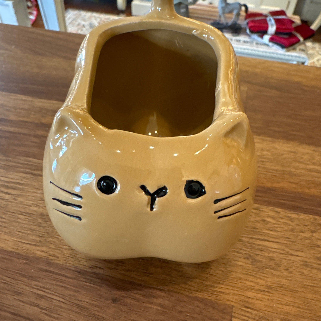 Beige kitty planter