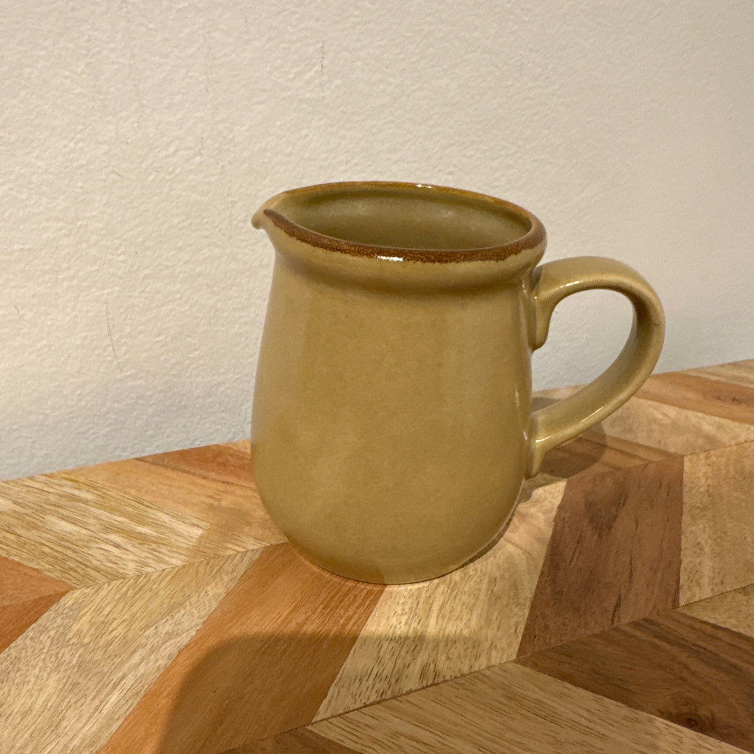 Brown pourer