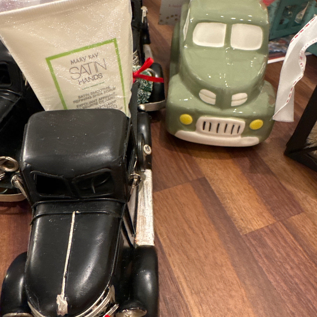 Truck with satin hands set